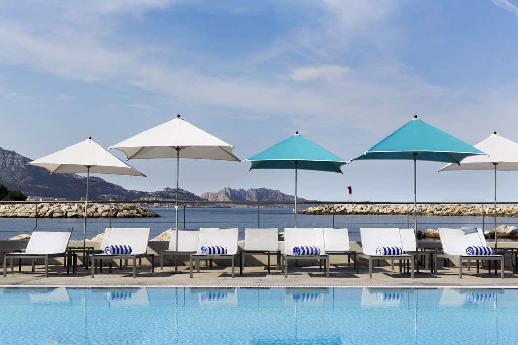 Pullman Marseille Palm Beach: pool overlooking the sea